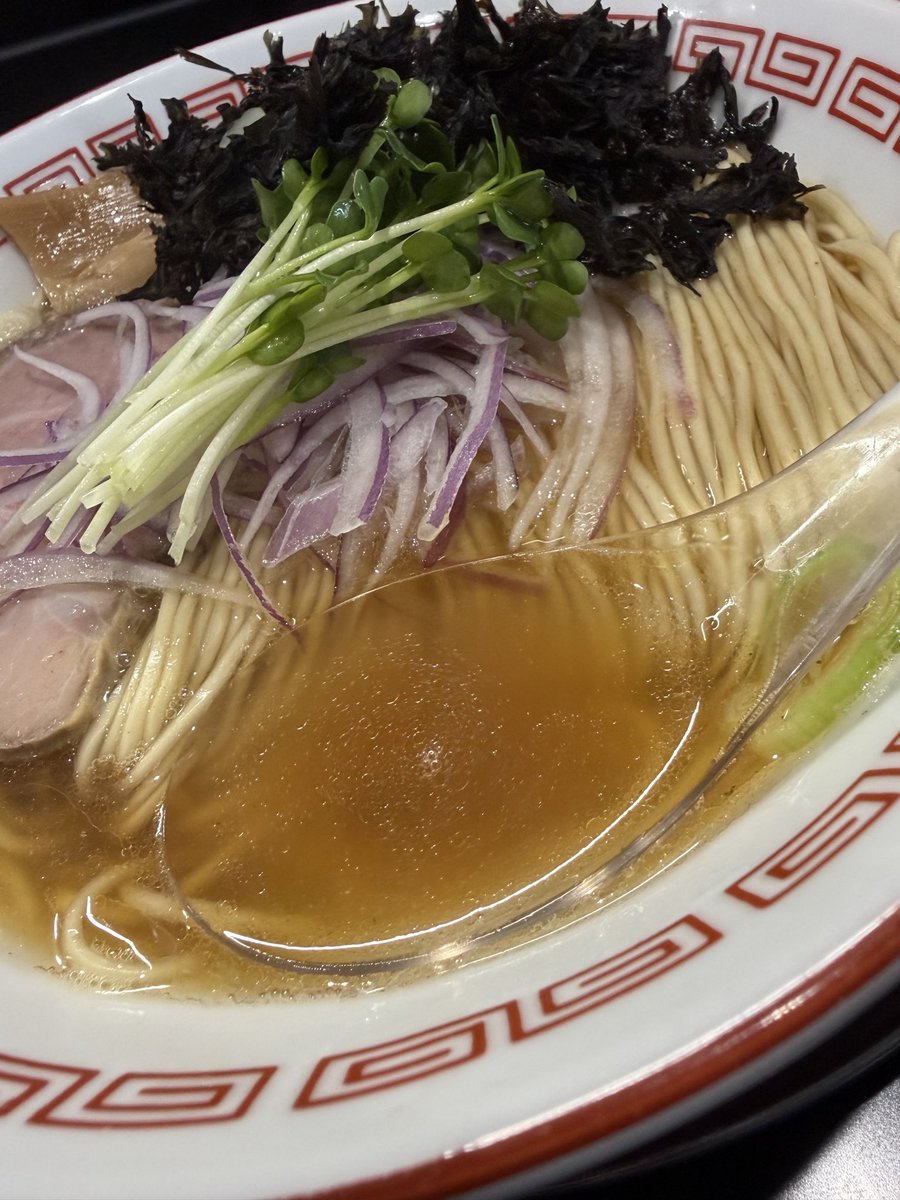 korahmen0929's tweet photo. menya787 #菊川市

煮干らーめん（塩）TPバラのり

ちょうど… いいっ🤩

濃厚好きさんも淡麗好きさんも万人に刺さるであろうスッキリしながらも旨味あり苦みありな万能煮干汁🐟💦

悪い色にした方が人気出やすいけどコレはコレで良いんだよ☺️ https://t.co/mbawALlxLv