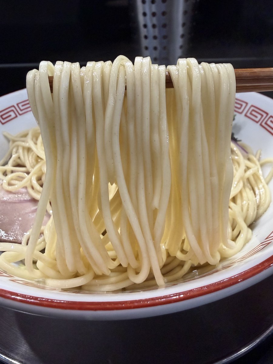 korahmen0929's tweet photo. menya787 #菊川市

煮干らーめん（塩）TPバラのり

ちょうど… いいっ🤩

濃厚好きさんも淡麗好きさんも万人に刺さるであろうスッキリしながらも旨味あり苦みありな万能煮干汁🐟💦

悪い色にした方が人気出やすいけどコレはコレで良いんだよ☺️ https://t.co/mbawALlxLv