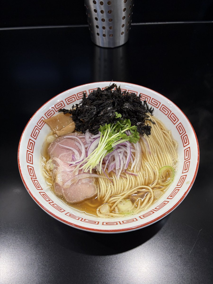 korahmen0929's tweet photo. menya787 #菊川市

煮干らーめん（塩）TPバラのり

ちょうど… いいっ🤩

濃厚好きさんも淡麗好きさんも万人に刺さるであろうスッキリしながらも旨味あり苦みありな万能煮干汁🐟💦

悪い色にした方が人気出やすいけどコレはコレで良いんだよ☺️ https://t.co/mbawALlxLv