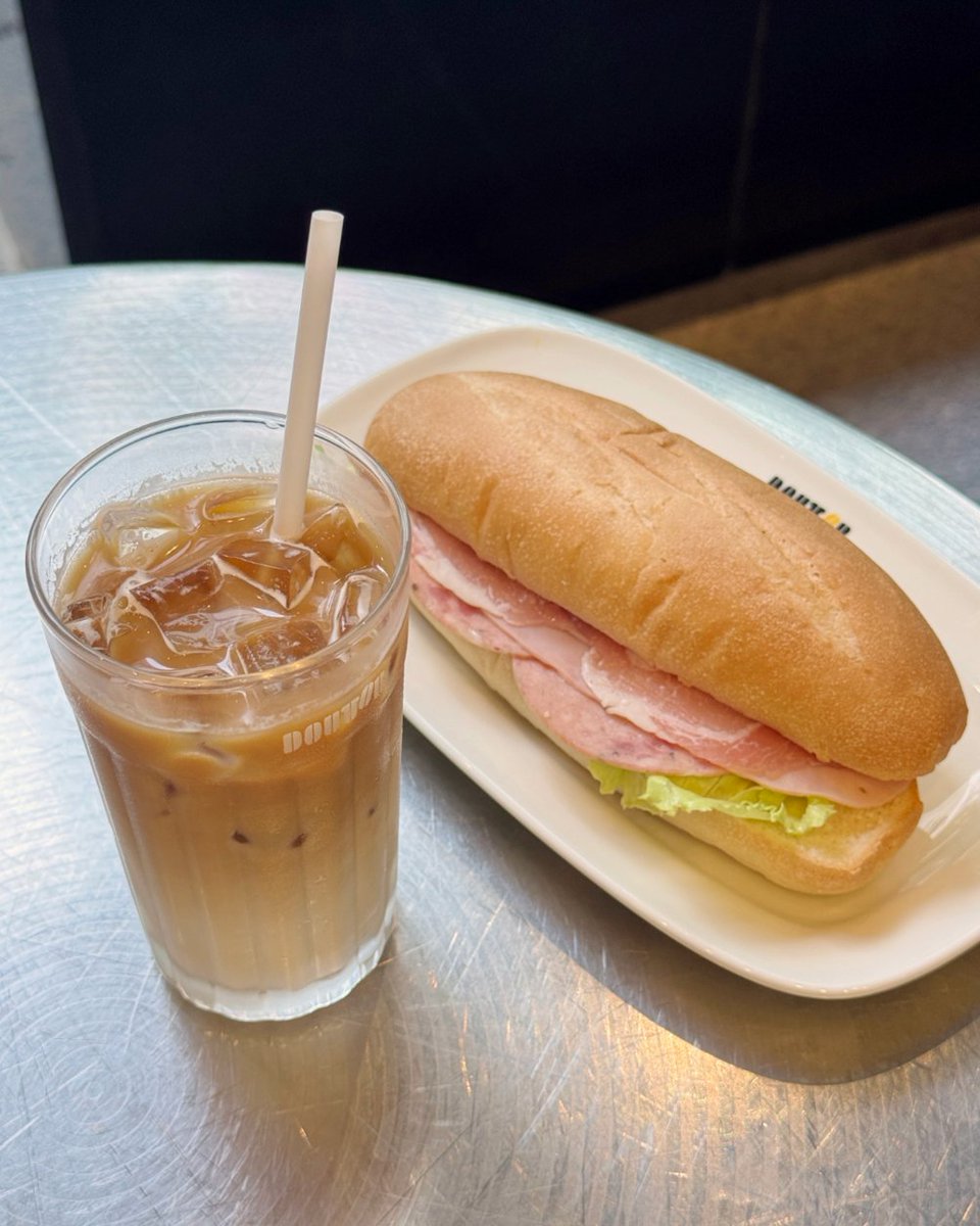 DoutorCoffee_co's tweet photo. ドトールの定番といえば…☺️

ミラノサンドA
生ハム・ボンレスハム・ボローニャソーセージ🥪

3種のハムそれぞれの味わいと、
肉の旨味を引き立てるマヨソースが特長です✨

気づけば何度も選んでしまう、
定番のおいしさをお楽しみください☕

#ドトール
#ドトールコーヒー
#ドトールコーヒーショップ
#doutor
#doutorcoffee
#ミラノサンド
#ミラノサンドA
#ランチ
#カフェランチ