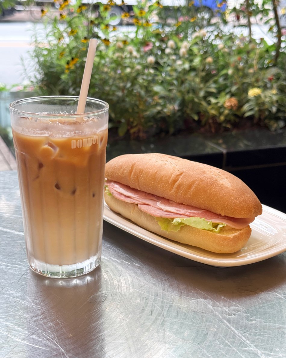 DoutorCoffee_co's tweet photo. ドトールの定番といえば…☺️

ミラノサンドA
生ハム・ボンレスハム・ボローニャソーセージ🥪

3種のハムそれぞれの味わいと、
肉の旨味を引き立てるマヨソースが特長です✨

気づけば何度も選んでしまう、
定番のおいしさをお楽しみください☕

#ドトール
#ドトールコーヒー
#ドトールコーヒーショップ
#doutor
#doutorcoffee
#ミラノサンド
#ミラノサンドA
#ランチ
#カフェランチ
