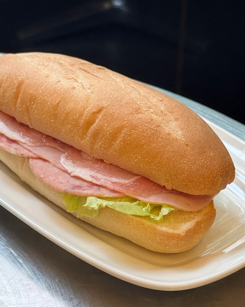 DoutorCoffee_co's tweet photo. ドトールの定番といえば…☺️

ミラノサンドA
生ハム・ボンレスハム・ボローニャソーセージ🥪

3種のハムそれぞれの味わいと、
肉の旨味を引き立てるマヨソースが特長です✨

気づけば何度も選んでしまう、
定番のおいしさをお楽しみください☕

#ドトール
#ドトールコーヒー
#ドトールコーヒーショップ
#doutor
#doutorcoffee
#ミラノサンド
#ミラノサンドA
#ランチ
#カフェランチ