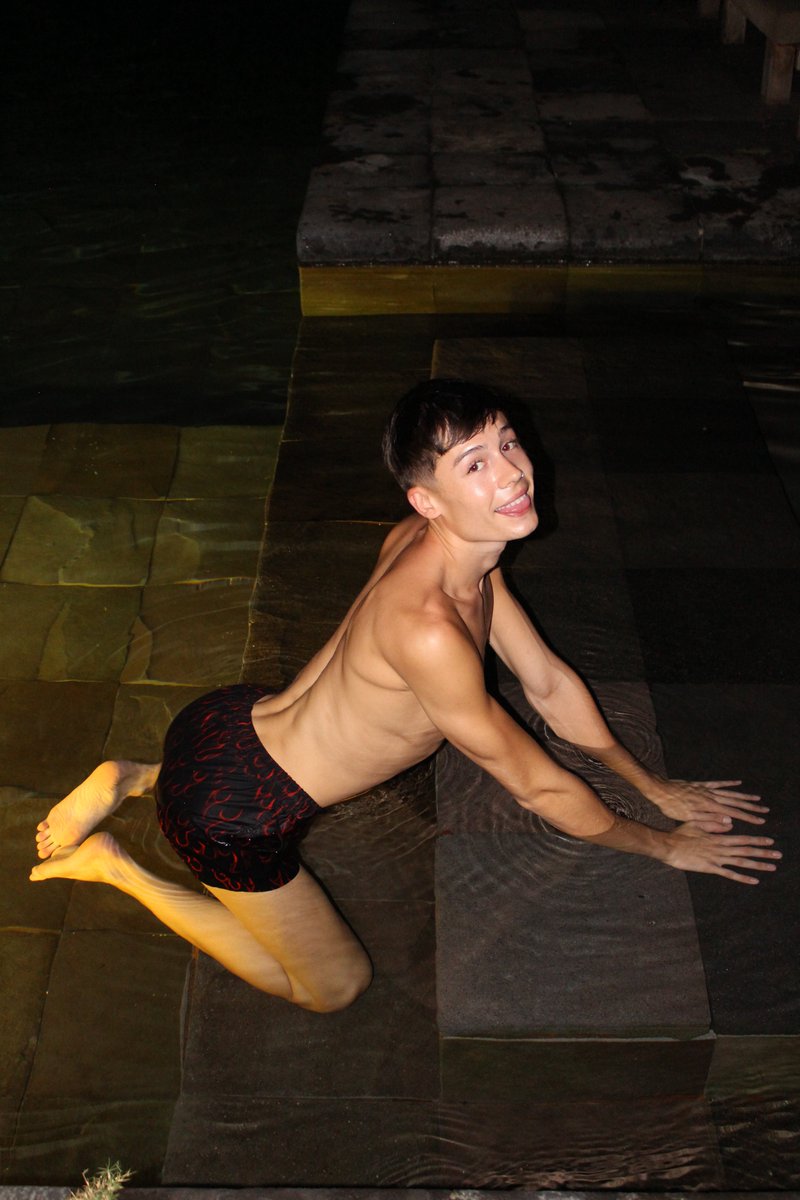 colabentley's tweet photo. night at the pool https://t.co/pgiSnwoXLx