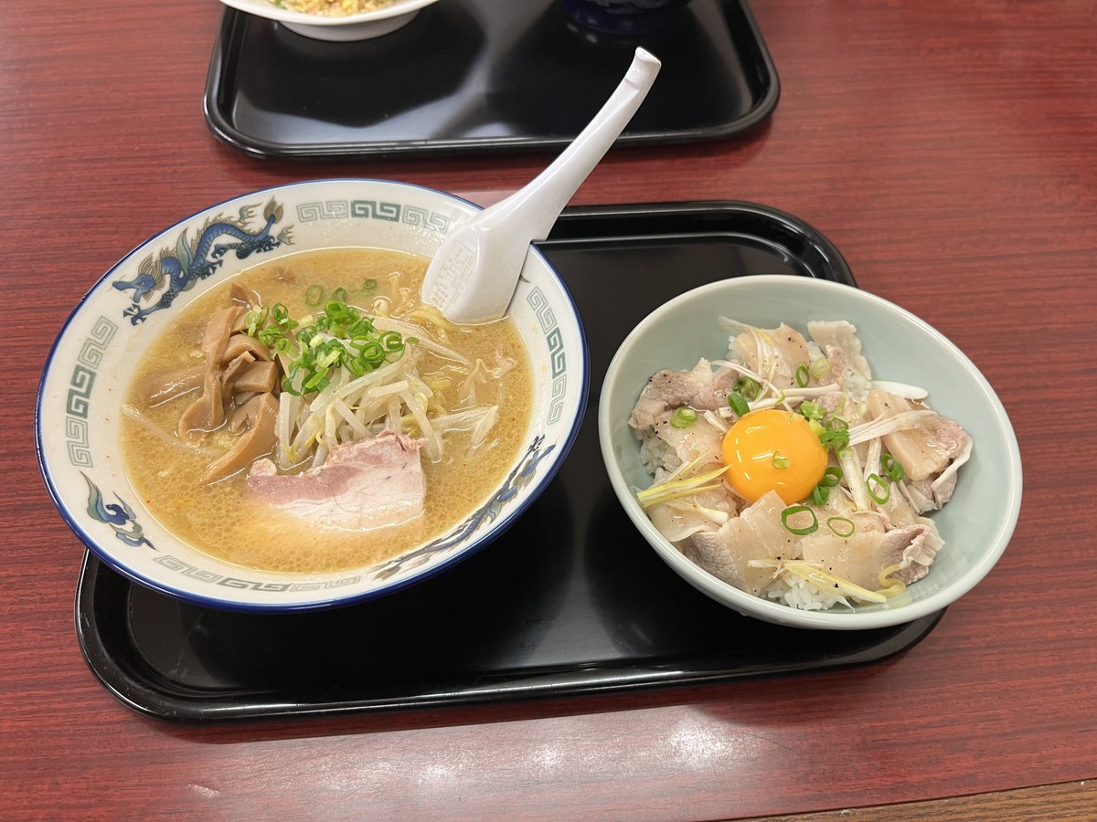 HFKochi's tweet photo. 昨夜の晩御飯は久しぶりのラーメン🍜

人気の #鈴木食堂

味噌ラーメンとねぎ塩豚丼😋
程よいボリュームでGOOD👍
満足満足❤️(●´ω｀●) https://t.co/6uTV5dpSaT
