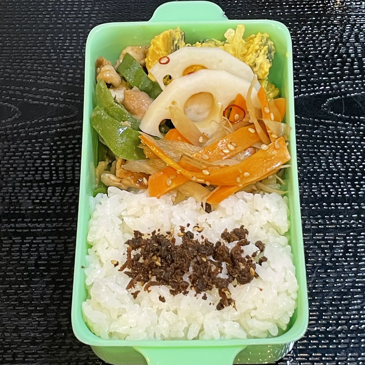 masako986's tweet photo. #お弁当記録 🍱

おはようございます☀️

今日は「チンジャオロース弁当」です😊🫑

夏休み後半も終わり、今日から通常モードです😄

久しぶりのいつもの生活。
少しずつペースを戻していきたいと思います😉

今日も一日、頑張りましょう✨

#お弁当
#地味弁
#お弁当作り楽しもう部
#お弁当日記 https://t.co/aDYEmUoLax