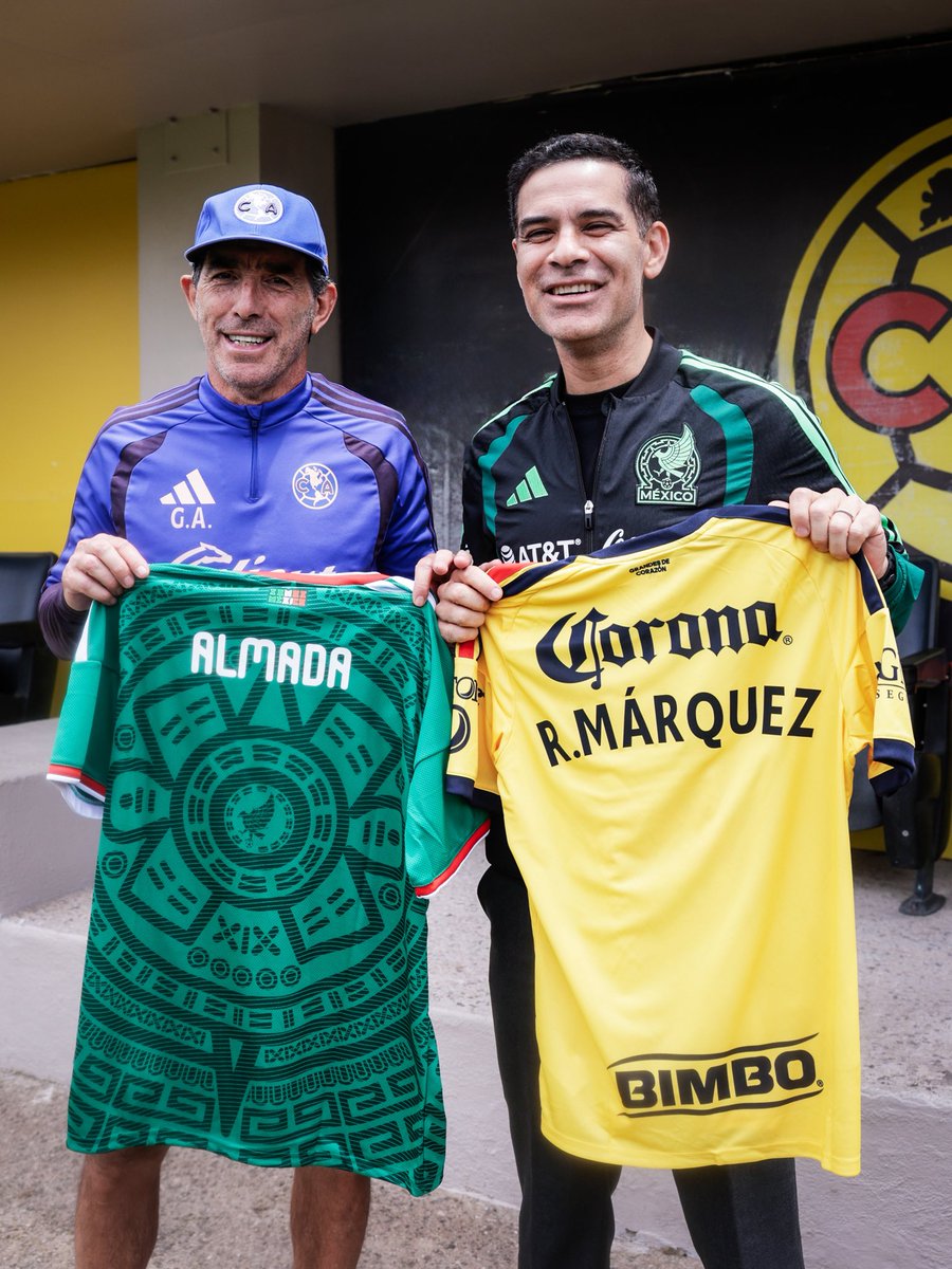 ClubAmerica's tweet photo. Rafa Márquez y el Cuerpo Técnico de @miseleccionmx estuvieron presentes en el Nido Águila como parte de su tour por los distintos Clubes de México.

¡Fue un gusto recibirles en Coapa! 🦅 https://t.co/Wdeb3TMnfj
