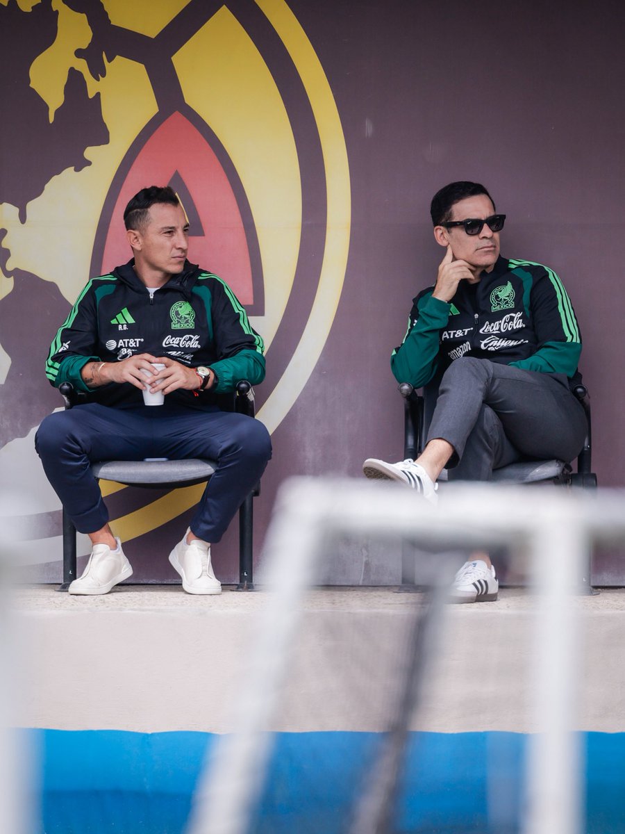 ClubAmerica's tweet photo. Rafa Márquez y el Cuerpo Técnico de @miseleccionmx estuvieron presentes en el Nido Águila como parte de su tour por los distintos Clubes de México.

¡Fue un gusto recibirles en Coapa! 🦅 https://t.co/Wdeb3TMnfj