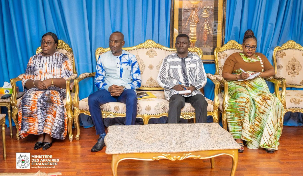 rafayaporgo's tweet photo. #AES État du Burkina Faso 🇧🇫
#AES_3D🇳🇪🇲🇱🇧🇫
Défense- Diplomatie- Développement 

#Pilier_Diplomatie 🇧🇫🤝🏼🇨🇺
🛑 Coopération bilatérale: le Burkina Faso et Cuba réitèrent un appel à plus de justice dans les relations internationales 

Ouagadougou, le 15 septembre 2026

Le camarade ministre des Affaires étrangères S.E. Karamoko Jean Marie TRAORE a reçu en audience l’ambassadrice de Cuba au Burkina Faso, SE Mme Enith Pérez RETURETA, le lundi 14 septembre 2026.

Les échanges ont essentiellement porté sur l’actualité internationale, marquée entre autres par une crise énergétique et économique sans précédent que Cuba traverse actuellement, suite à un durcissement des sanctions de la part des États-Unis.

La diplomate cubaine a confié que cette situation a des répercussions déplorables sur les conditions de vie des populations, notamment des difficultés d’approvisionnement en carburant, des perturbations du système électrique et surtout des difficultés dans l’offre des services de santé.

A la suite de l’exposé de SE Mme Enith Pérez RETURETA, le camarade ministre des Affaires étrangères a réaffirmé la solidarité du Burkina Faso au peuple ami et frère de Cuba.
Le ministre TRAORE a indiqué que le Burkina Faso demeure un soutien à Cuba sur la scène internationale, à chaque fois que ce pays fera face à des situations d’injustice.

Le Chef de la diplomatie burkinabè a par ailleurs souligné la nécessité de renforcer le soutien mutuel et la solidarité entre les deux pays, qui ont une convergence idéologique renforcée depuis l’arrivée du régime du MPSR II au Burkina Faso.

DCRP/MAE