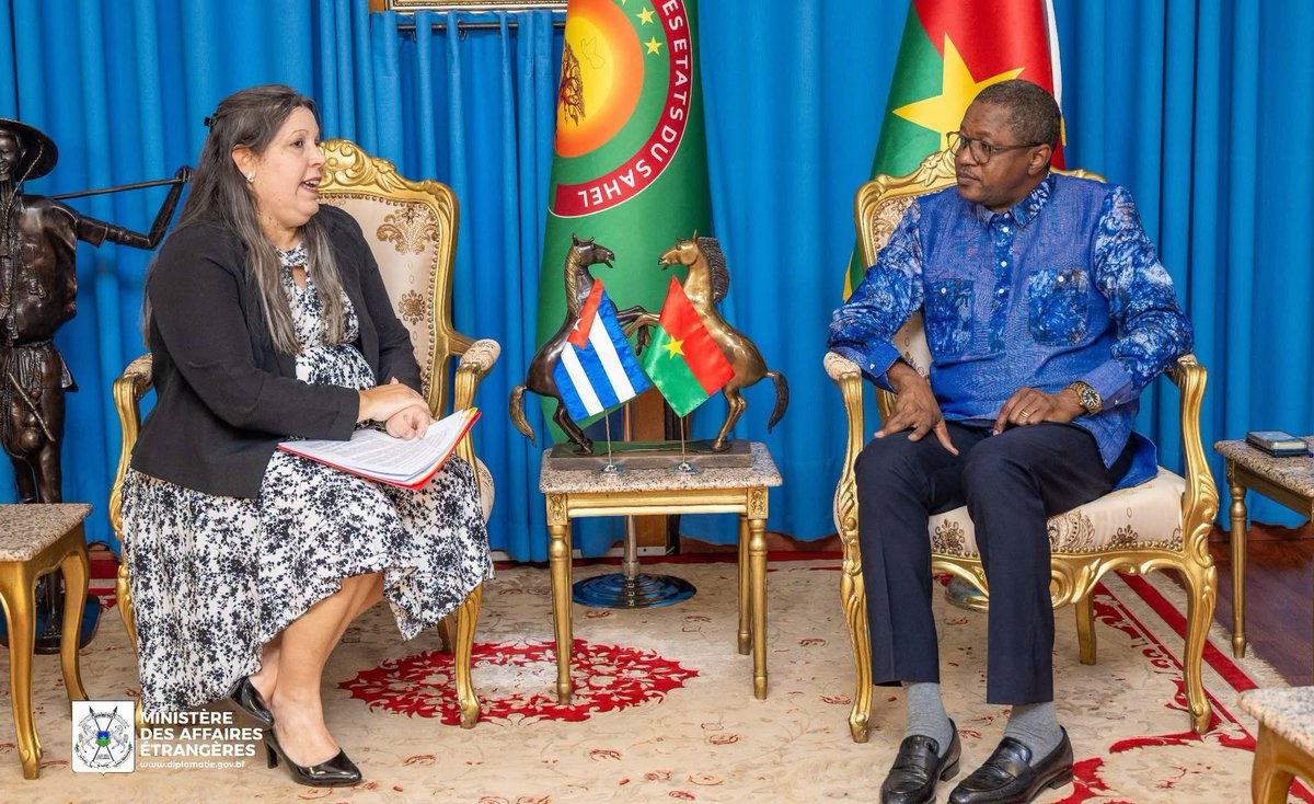 rafayaporgo's tweet photo. #AES État du Burkina Faso 🇧🇫
#AES_3D🇳🇪🇲🇱🇧🇫
Défense- Diplomatie- Développement 

#Pilier_Diplomatie 🇧🇫🤝🏼🇨🇺
🛑 Coopération bilatérale: le Burkina Faso et Cuba réitèrent un appel à plus de justice dans les relations internationales 

Ouagadougou, le 15 septembre 2026

Le camarade ministre des Affaires étrangères S.E. Karamoko Jean Marie TRAORE a reçu en audience l’ambassadrice de Cuba au Burkina Faso, SE Mme Enith Pérez RETURETA, le lundi 14 septembre 2026.

Les échanges ont essentiellement porté sur l’actualité internationale, marquée entre autres par une crise énergétique et économique sans précédent que Cuba traverse actuellement, suite à un durcissement des sanctions de la part des États-Unis.

La diplomate cubaine a confié que cette situation a des répercussions déplorables sur les conditions de vie des populations, notamment des difficultés d’approvisionnement en carburant, des perturbations du système électrique et surtout des difficultés dans l’offre des services de santé.

A la suite de l’exposé de SE Mme Enith Pérez RETURETA, le camarade ministre des Affaires étrangères a réaffirmé la solidarité du Burkina Faso au peuple ami et frère de Cuba.
Le ministre TRAORE a indiqué que le Burkina Faso demeure un soutien à Cuba sur la scène internationale, à chaque fois que ce pays fera face à des situations d’injustice.

Le Chef de la diplomatie burkinabè a par ailleurs souligné la nécessité de renforcer le soutien mutuel et la solidarité entre les deux pays, qui ont une convergence idéologique renforcée depuis l’arrivée du régime du MPSR II au Burkina Faso.

DCRP/MAE