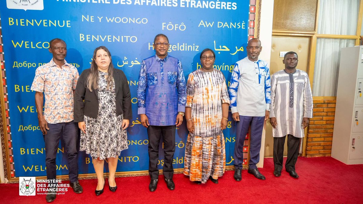rafayaporgo's tweet photo. #AES État du Burkina Faso 🇧🇫
#AES_3D🇳🇪🇲🇱🇧🇫
Défense- Diplomatie- Développement 

#Pilier_Diplomatie 🇧🇫🤝🏼🇨🇺
🛑 Coopération bilatérale: le Burkina Faso et Cuba réitèrent un appel à plus de justice dans les relations internationales 

Ouagadougou, le 15 septembre 2026

Le camarade ministre des Affaires étrangères S.E. Karamoko Jean Marie TRAORE a reçu en audience l’ambassadrice de Cuba au Burkina Faso, SE Mme Enith Pérez RETURETA, le lundi 14 septembre 2026.

Les échanges ont essentiellement porté sur l’actualité internationale, marquée entre autres par une crise énergétique et économique sans précédent que Cuba traverse actuellement, suite à un durcissement des sanctions de la part des États-Unis.

La diplomate cubaine a confié que cette situation a des répercussions déplorables sur les conditions de vie des populations, notamment des difficultés d’approvisionnement en carburant, des perturbations du système électrique et surtout des difficultés dans l’offre des services de santé.

A la suite de l’exposé de SE Mme Enith Pérez RETURETA, le camarade ministre des Affaires étrangères a réaffirmé la solidarité du Burkina Faso au peuple ami et frère de Cuba.
Le ministre TRAORE a indiqué que le Burkina Faso demeure un soutien à Cuba sur la scène internationale, à chaque fois que ce pays fera face à des situations d’injustice.

Le Chef de la diplomatie burkinabè a par ailleurs souligné la nécessité de renforcer le soutien mutuel et la solidarité entre les deux pays, qui ont une convergence idéologique renforcée depuis l’arrivée du régime du MPSR II au Burkina Faso.

DCRP/MAE