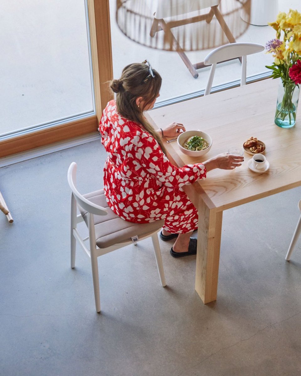 airweaveUSA's tweet photo. Comfort that works wherever you do. ☁️
From your desk to the dining table, the Airweave Seat Cushion brings an extra layer of support to wherever your workday takes you.

Sit comfortably. Stay focused. Work your way. https://t.co/7PxTHkcbZ6 https://t.co/p6h6EZj6Rh