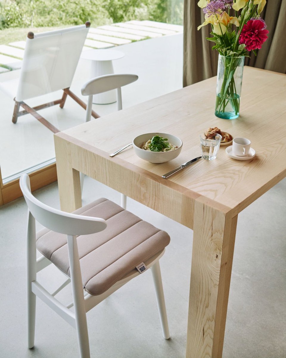 airweaveUSA's tweet photo. Comfort that works wherever you do. ☁️
From your desk to the dining table, the Airweave Seat Cushion brings an extra layer of support to wherever your workday takes you.

Sit comfortably. Stay focused. Work your way. https://t.co/7PxTHkcbZ6 https://t.co/p6h6EZj6Rh