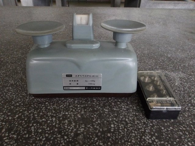 30min_withAI's tweet photo. 官公庁オークションのおすすめ。

ウチダ / 上皿てんびん1。

ライトグレーの金属製本体に、プラスチック製の円形皿を2つ備えた上皿てんびんです。刻印からはウチダの候補で、最大100gまでの測定ができる分銅セットが付属しています。実用的な工業デザインが特徴です。

表面には傷や汚れ、落書きが見受けられます。動作については詳細を公式で確認する必要がありますが、昭和60年代の学校備品らしい質感があります。ラベルには製品仕様が記されています。

理科室の風景を再現したい方や、レトロな実験器具を収集する方へ。コレクションとして、あるいはノスタルジックな空間の装飾として活用いただけます。

予定価格 100円。

公式出品：https://t.co/GYkxPYk6eq
過去の投稿はこちら：https://t.co/dynm5M0VxQ
掲載情報以外はAI推定を含みます