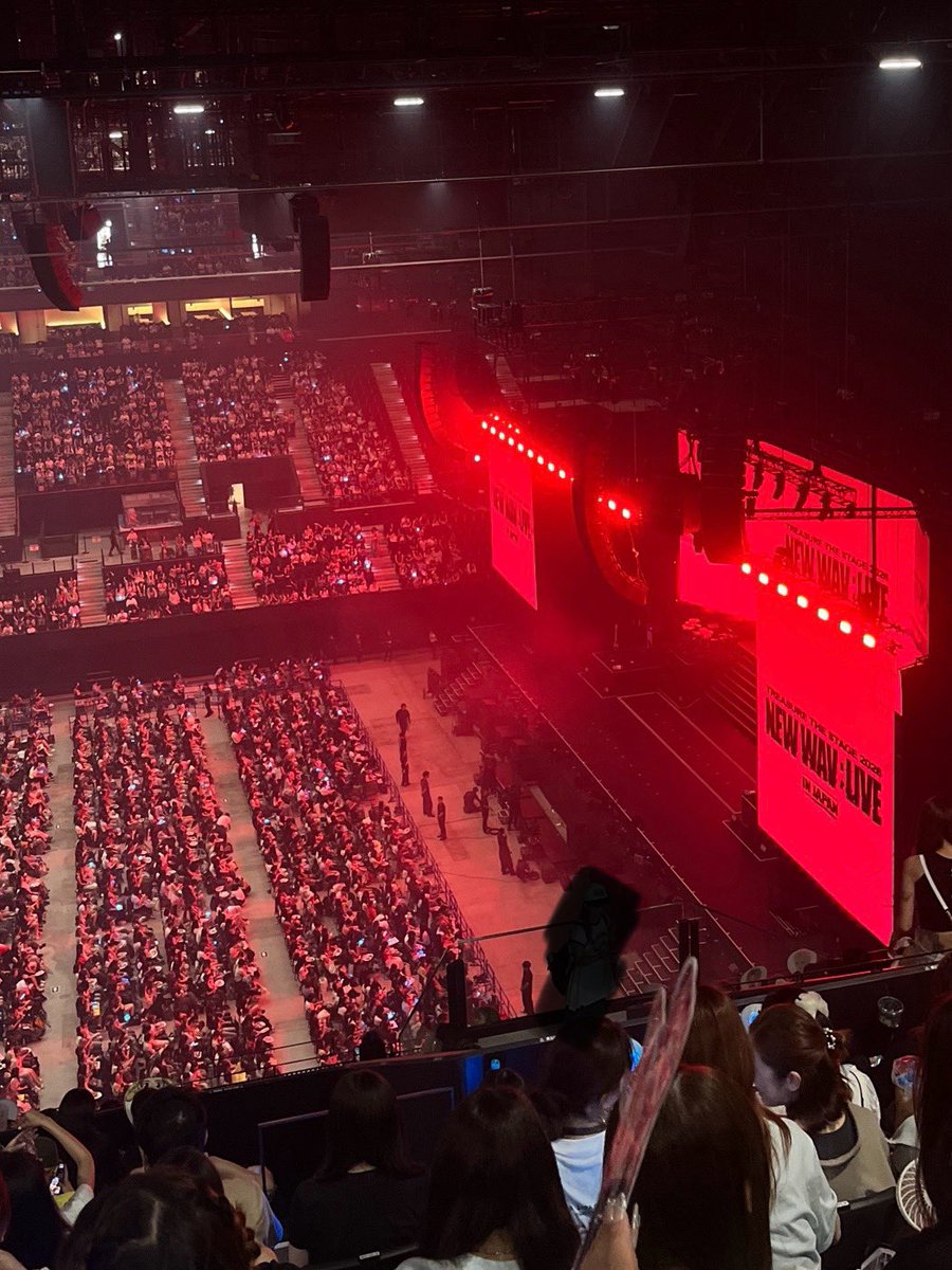 woyucha's tweet photo. 行ったことない方もいらっしゃると思うのでほんの参考までに、Asue(大阪)とGLION(神戸)の見え方置いときます。2人が好きな人にVIP当たれ🪄

①Asue アリーナ10列
②GLION スタンド1列
③④GLION スタンド5階14列(天井と目線一緒)

JX 視野 https://t.co/8XcWu25l0c
