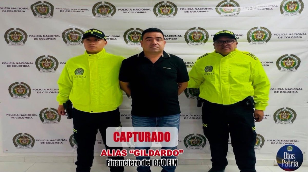 ABDELAESPRIELLA's tweet photo. ¡La presión contra el ELN está dando resultados! 🇨🇴

En Villavicencio, gracias al trabajo articulado de la Fiscalía y nuestra Inteligencia Policial, se logró el sometimiento a la justicia de Gildardo Quinchía Giraldo, hombre de confianza y primo de alias “Pablito”, tercer cabecilla del COCE del grupo narcoterrorista ELN.

Quinchía era requerido por la justicia por financiación del terrorismo, lavado de activos, concierto para delinquir agravado y enriquecimiento ilícito, entre otros delitos. De acuerdo con la investigación, habría participado en la movilización de más de $33.000 millones provenientes de actividades ilícitas asociadas al Frente de Guerra Oriental del ELN.

Su cercanía con alias “Pablito” hace especialmente relevante la información que pueda entregar sobre las redes financieras, patrimoniales y de apoyo que sostienen al ELN.

El mensaje para los integrantes y colaboradores del ELN es claro: sométanse a la justicia. La presión del Estado seguirá aumentando. Vamos por sus cabecillas, sus estructuras, sus finanzas y sus redes de apoyo.

En la Patria Milagro, al narcoterrorismo lo combatimos con inteligencia, autoridad y toda la fuerza legítima del Estado.

¡Firme por la Patria!

¡Que viva Cristo Rey! 

(A.D.L.E) 🇨🇴 🐅