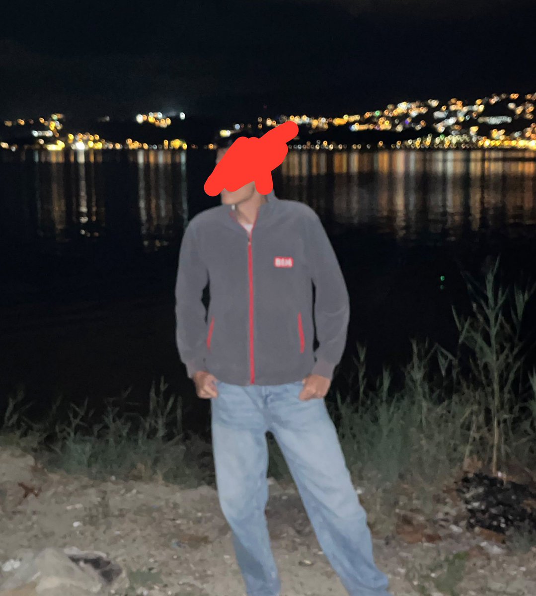 Asm29643733's tweet photo. XD:Zara dışında bir şey giyemem 
İşten ayrılalı 1 yıl olmasına rağmen hala bedava aldiğimiz hırka tshirtleri giyen biz https://t.co/qINRJPGWMu