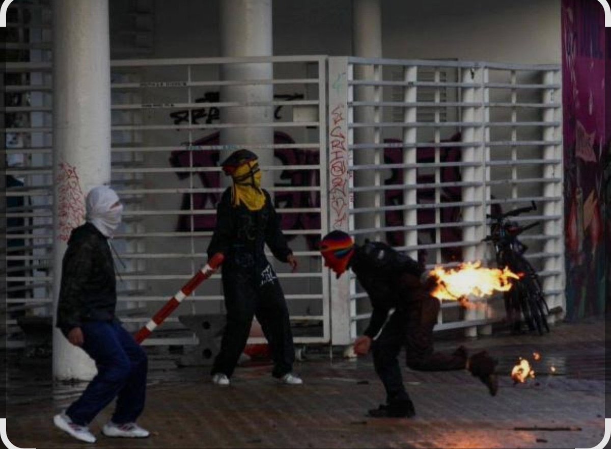 alperdu2011's tweet photo. Rechazan la autoridad legítima en las universidades, pero callan ante la infiltración, el proselitismo y la presencia del ELN y las disidencias de las FARC.

Eso no es defender la autonomía universitaria: es tolerancia selectiva con el terrorismo. https://t.co/QB00e9YE3O
