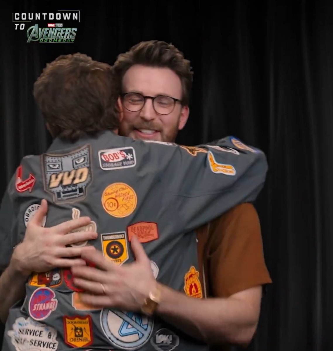 earliebirb's tweet photo. “see that? 🥰 that’s what i did it for 🥰”

EVANSDOWNEY KISS CAUGHT IN 4K!!!!!!!!!!! I USED TO PRAY FOR TIMES LIKE THIS!!!!!!!!! https://t.co/jAsFaCRaCx
