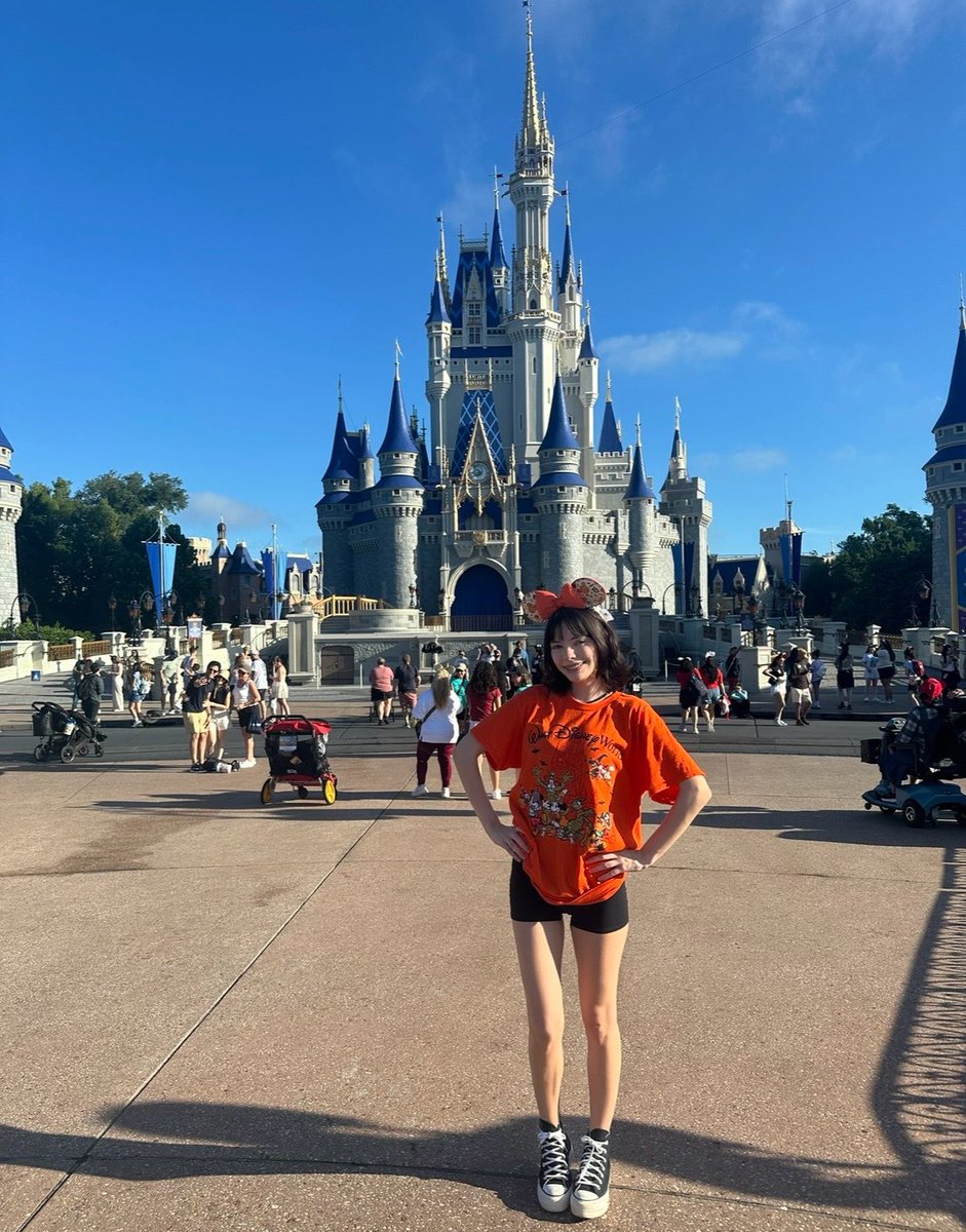 brattzbuckz's tweet photo. i’m @ the happiest place on earth while U wage 🤗 https://t.co/cO8TPbQJpS