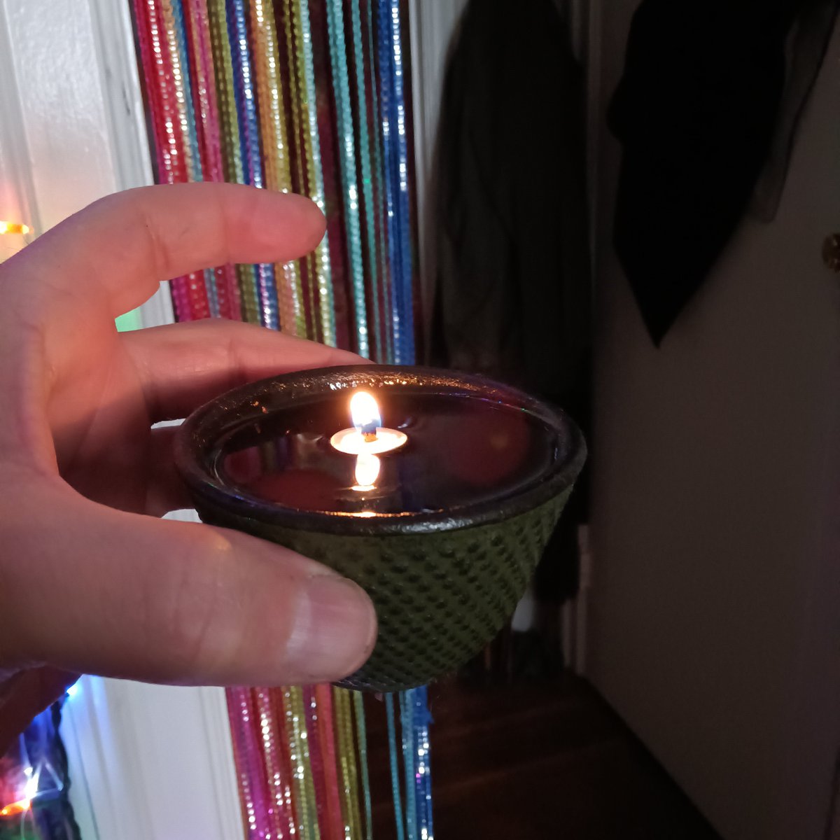 HuwRafi's tweet photo. I found these cast iron tea cups at a local Japanese store. The are perfect for lampadas: they don't crack like glass does. I also use one for incense and one for candles. #hippie #LifeinSF https://t.co/9AJDzRMRt9
