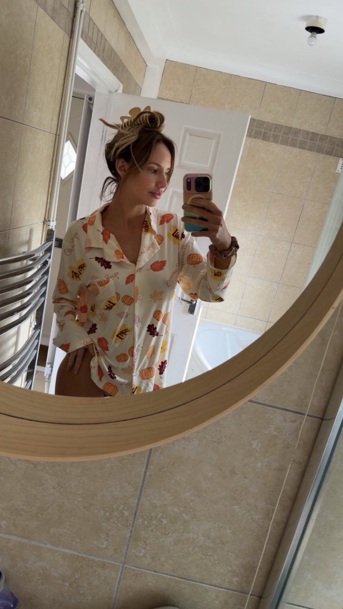 brie_hensley's tweet photo. No makeup, hair not done , could I still be your type? https://t.co/fgxtFnrFgA