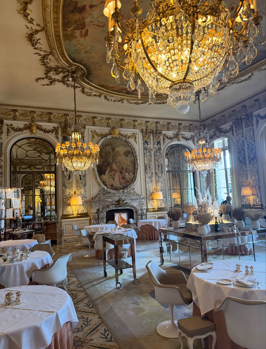 NoeliaHerrqm's tweet photo. A spontaneous pre-birthday trip to Paris is always a blast. Start the day in true Parisian style: Champagne, an amazing breakfast, and the finest hot chocolate. https://t.co/PDFzYn0Eyl