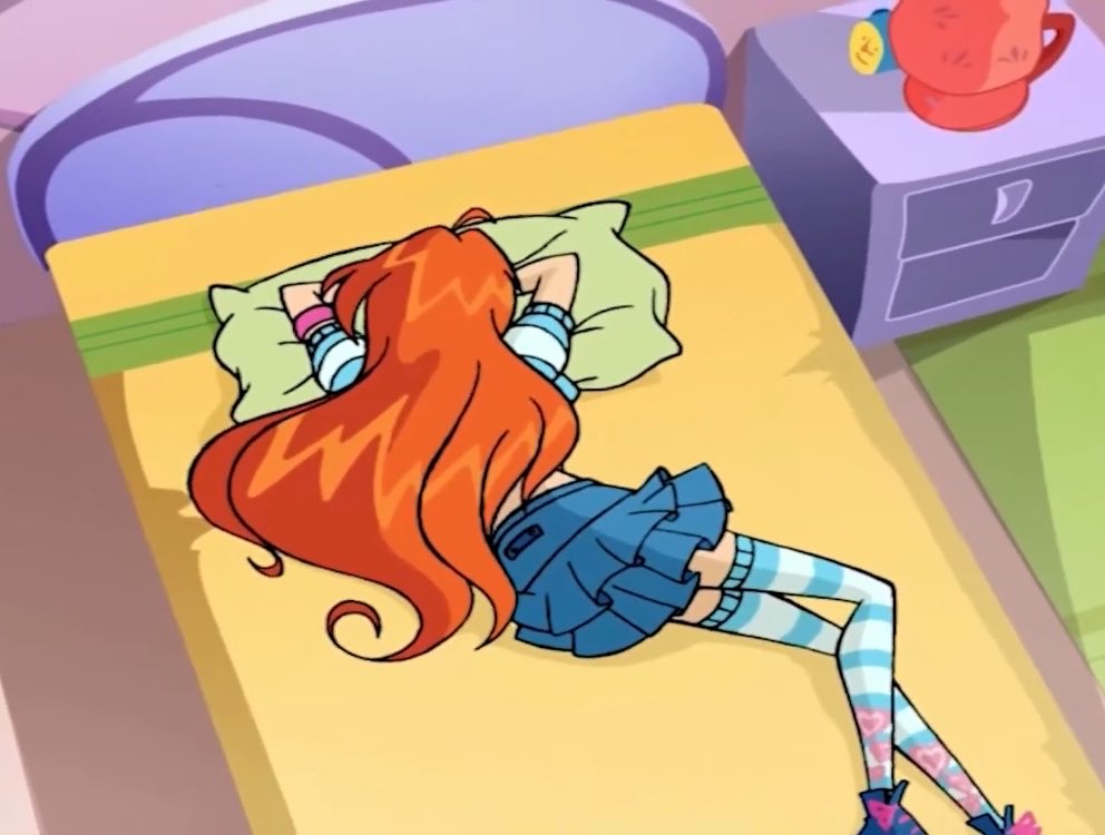 ababysooya_'s tweet photo. @thebloomix specially the s3 variant with the detailed socks, it’s just her best casual look https://t.co/SfbnFwNZkb