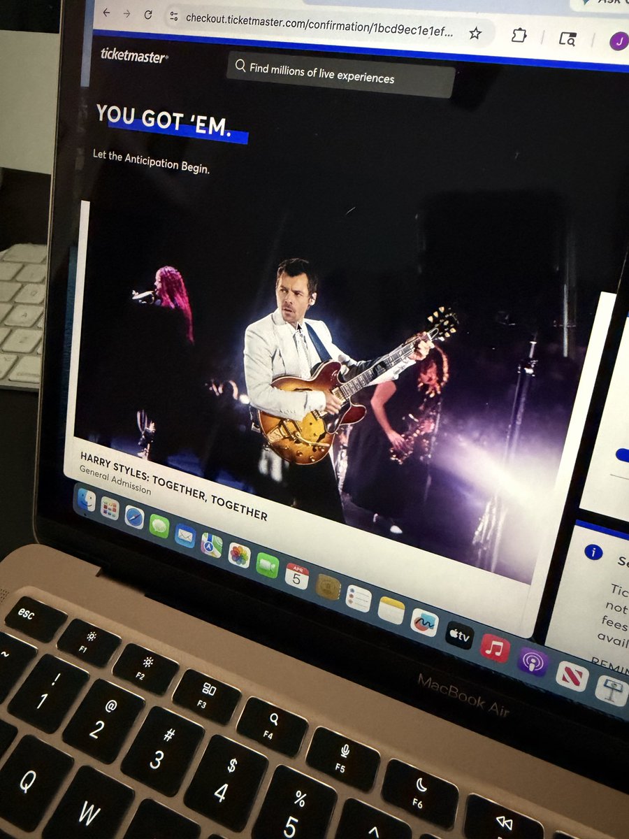 j_sali's tweet photo. Oh my goooooood! I am in! I am going to! Thank  you thank you! #harrystyles #togethertogetherla had some technical issues!!! 😱😱 I lost the Kiss pod and got the side! First time ever been on the floor for a concert https://t.co/JCW9GSKbMk