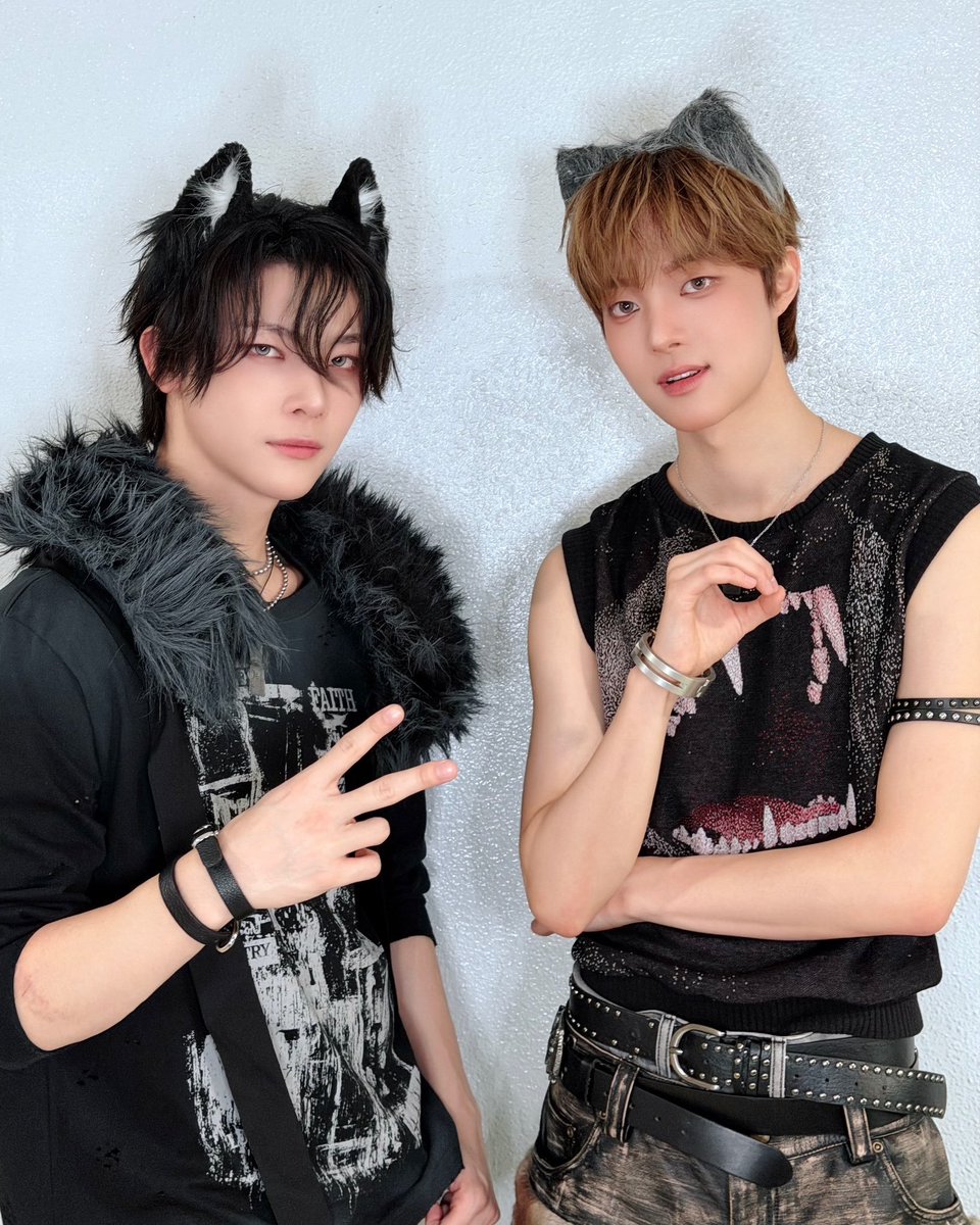 wenodale's tweet photo. cuando caigamos con len disfrazadas así para halloween #halloqueer https://t.co/msJc86Fcav