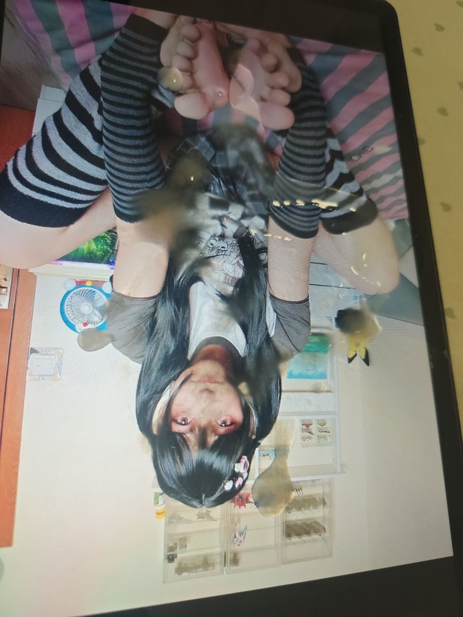 S1440404's tweet photo. 被中指盯射榨出精了，射到脸上和脚上了 @@xuqinj2 https://t.co/SQKybjPJx1