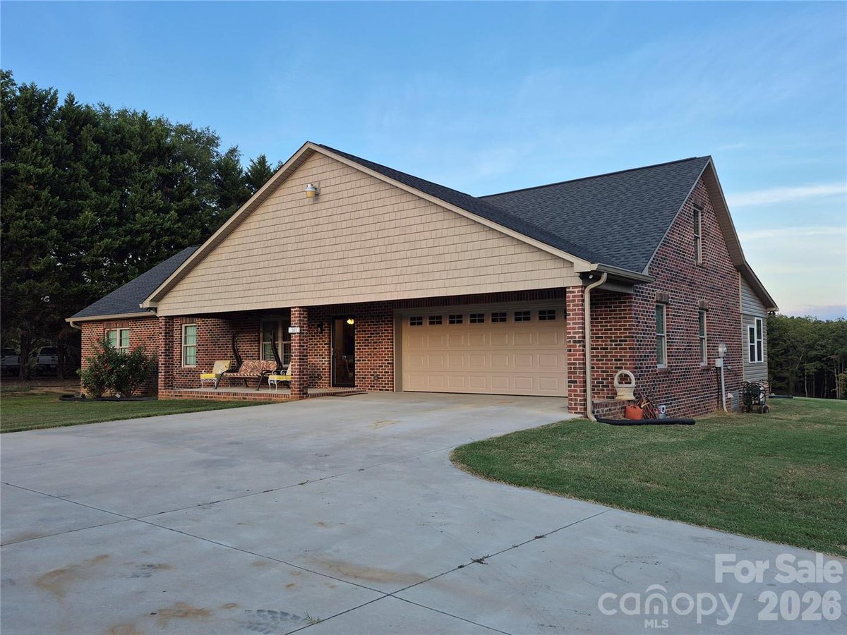 JanicePeeler's tweet photo. Just listed! Need 4 bedrooms? Take a look at this place! #RealEstate #freshstart https://t.co/V06jCOE4W0