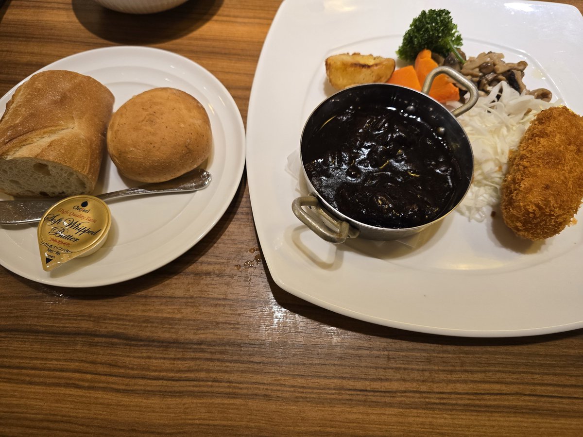 ranpos7's tweet photo. 東京駅内、StationRestaurant The Centralで独りでお祝いしてきたわ。社会人になって仕事帰りとかに何度か行ってるお店だが、今回は頼んだことの無いメニューを頼ませて戴きました
カニクリームコロッケがサックサクの中がトローリとしていて想像の上を行く旨さ。全体的に安定の｢うんめぇー｣だった。 https://t.co/Z4aMiCSCZo