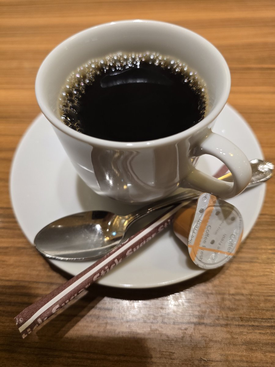ranpos7's tweet photo. 東京駅内、StationRestaurant The Centralで独りでお祝いしてきたわ。社会人になって仕事帰りとかに何度か行ってるお店だが、今回は頼んだことの無いメニューを頼ませて戴きました
カニクリームコロッケがサックサクの中がトローリとしていて想像の上を行く旨さ。全体的に安定の｢うんめぇー｣だった。 https://t.co/Z4aMiCSCZo