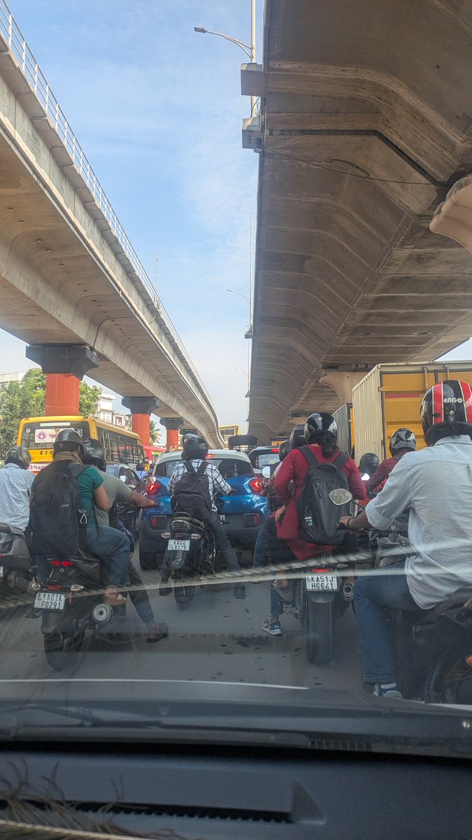 aeonianashwinn's tweet photo. Electronics City flyover is blocked by Bangalore Traffic Police today. Not sure why — maybe waterlogging, no official word. Just closed. Office commute is Chaos.
#BengaluruTraffic #ElectronicCity #ECity #Bengaluru #TrafficJam #OfficeCommute #SilkBoard #HosurRoad #BLRTraffic @blrcitytraffic