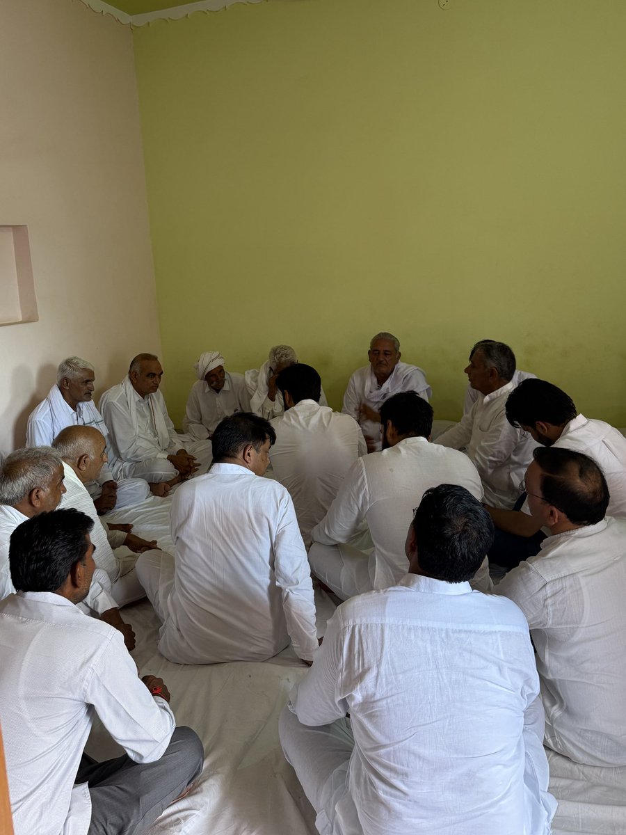 bbhavyabishnoi's tweet photo. 2/3 कल पिताजी और नलवा विधायक श्री @randhirpanihar जी के साथ आदमपुर हलके के गांव किशनगढ़ और खारा बरवाला में आयोजित कई जलपान कार्यक्रमों में शिरकत की।

इस दौरान ग्रामीणों से आत्मीय मुलाकात हुई और गांवों में चल रहे विकास कार्यों एवं जनहित से जुड़े विभिन्न विषयों पर विस्तृत चर्चा की। ग्रामीणों के सुझावों और समस्याओं को गंभीरता से सुना तथा कई अहम विषयों पर आपसी विचार साझा किए।

इसके बाद अपनों के सुख-दुख में शिरकत की। 🙏🏽 

#आदमपुर #Adampur