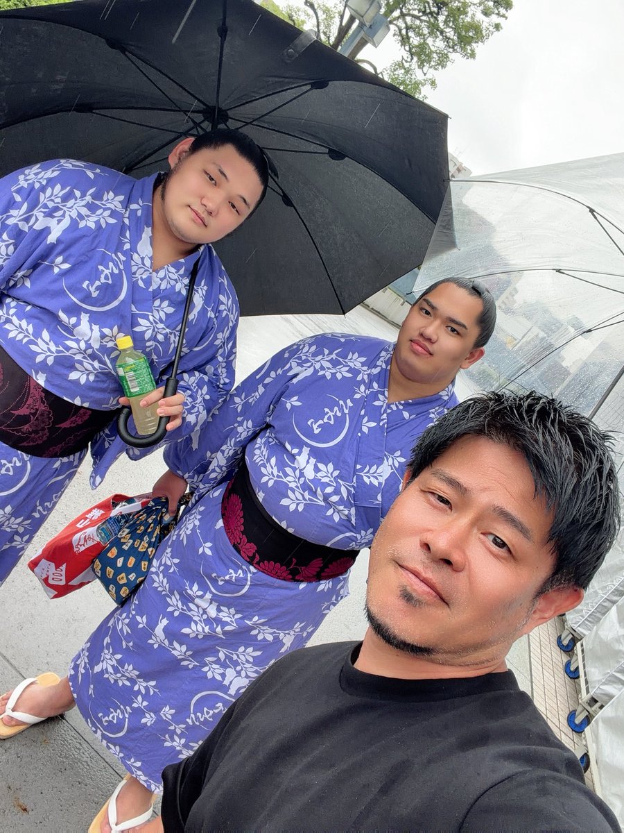 shin3shingo's tweet photo. 二子山部屋のみなさまとin雨
#二子山部屋 https://t.co/yFs3jcbCnw