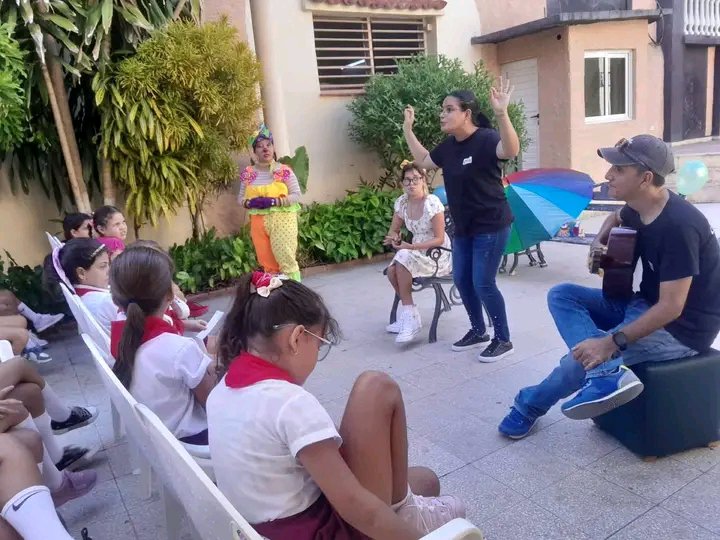 ArtesCiego's tweet photo. Caminos Teatro desde la sede de la UNEAC

Con mucha emoción recibimos a nuestra invitada especial: La joven escritora  Yeily Rodríguez de La Rosa. quien nos regaló su resientes textos.

El Patio de Lila
#EscenaAvileña
#cubaescultura https://t.co/k9IyzOqB3N