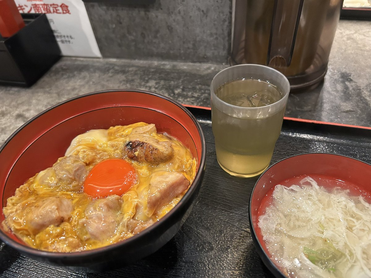 The16thMoon's tweet photo. 今日の昼ごはんは『鶏味座 柏ステーションモール店』の「究極の親子丼 炭焼き親子丼（ひな鶏）」。テーブルには七味、山椒が用意されていたので七味をパラリ、いただく。肉厚なひな鶏が炭火の香ばしさを纏って味わい深い… https://t.co/tC2vj0gCMt