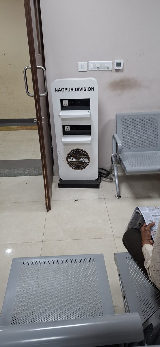 Manish_Vijay_S's tweet photo. Poor condition of the Upper Class Waiting Hall at Nagpur Railway Station — limited seating, no attached washroom, poorly maintained common washroom and just one charging point for the entire room. A major station like Nagpur deserves better passenger amenities. @RailwaySeva https://t.co/ZuivEVaW4e