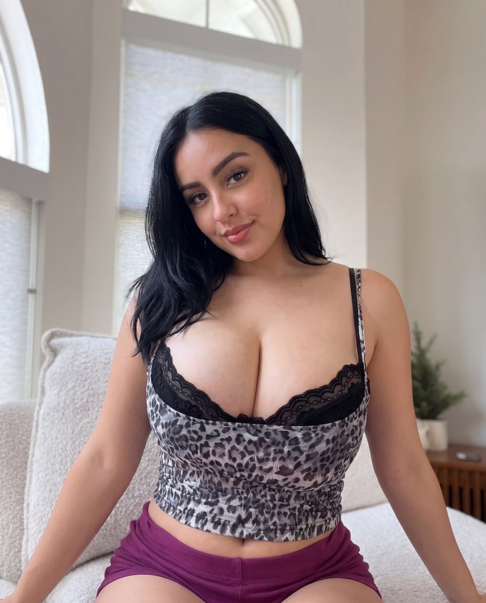 sophsmalls's tweet photo. Oops, did I distract you? https://t.co/xBW1mIk6xB