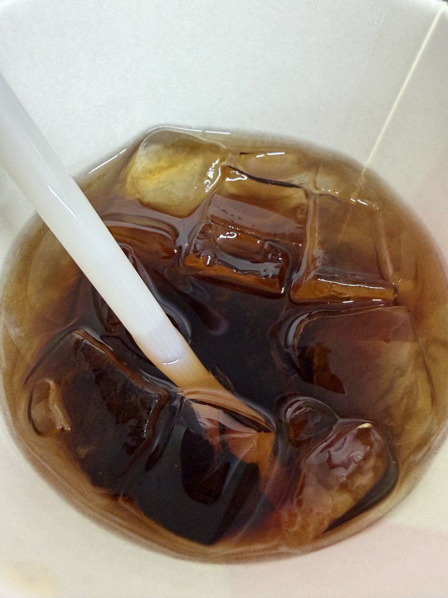snovvl's tweet photo. KFCでアイスコーヒー頼んだら中身アイスティだったw https://t.co/jMPmIq4pQh