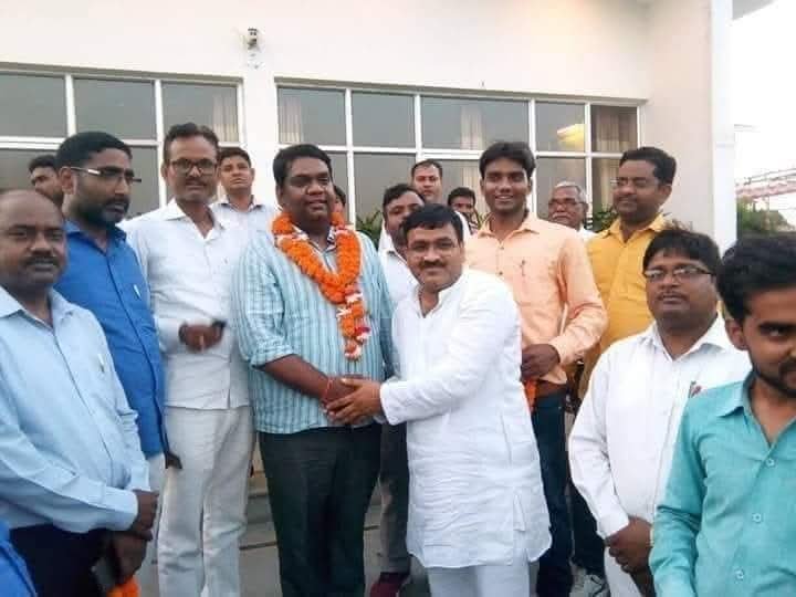shyamjv11's tweet photo. सुल्तानपुर सदर से 2012 में सबसे कम उम्र के विधायक बनने का गौरव हासिल करने वाले श्री अरुण वर्मा जी को जन्मदिन की हार्दिक बधाई एवं शुभकामनाएं। ईश्वर आपको यश, स्वास्थ्य एवं दीर्घायु प्रदान करें। पुनः विधायक बनकर मंत्री पद की जिम्मेदारी संभालें, यही मंगलकामना है। 
@yadavakhilesh https://t.co/Uv5qKNUdBa