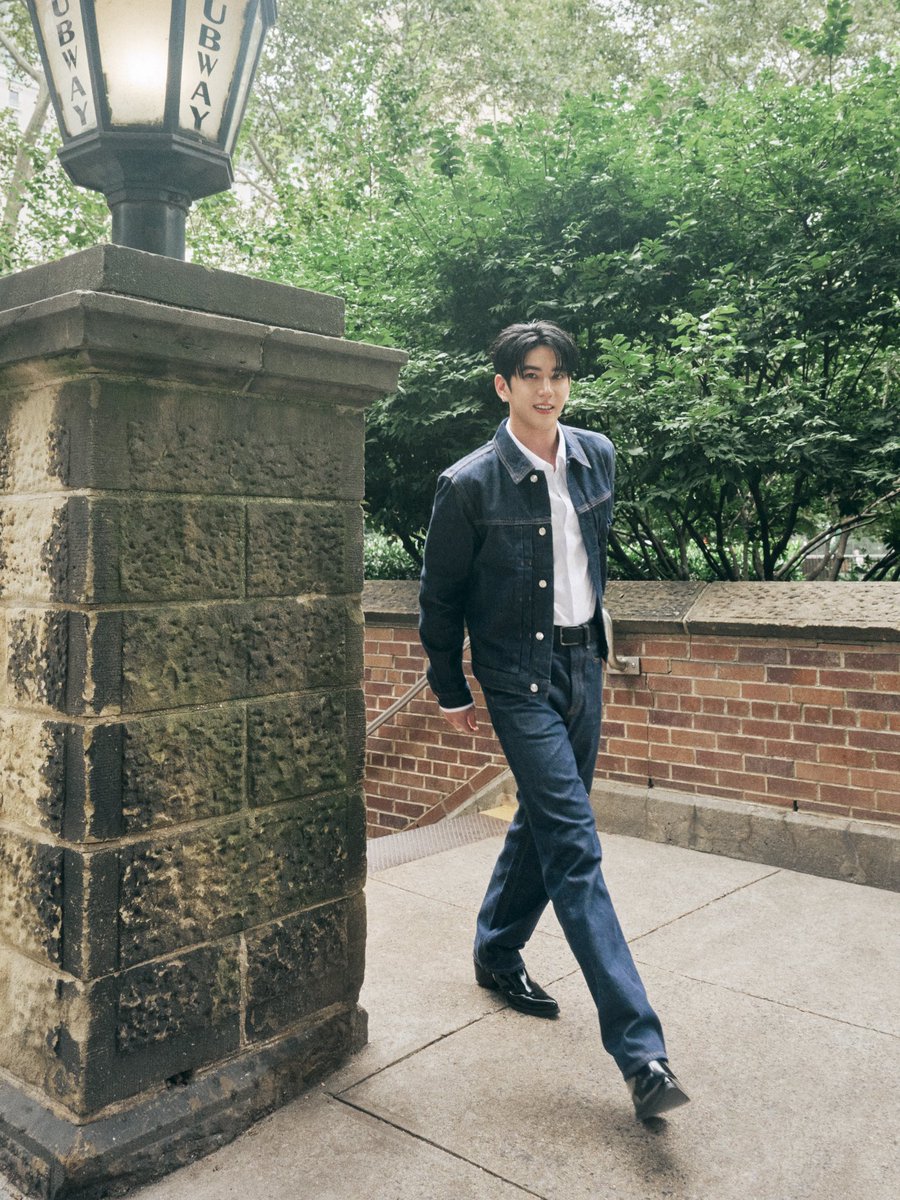 ELLEThailand's tweet photo. หล่อเป๊ะ! ส่องลุคของ ซี ทวินันท์ @sea_tawinan ถ่ายทอดสไตล์ในแบบฉบับของ Calvin Klein ผ่านลุคเดนิมที่เรียบง่าย เท่ และเปี่ยมด้วยความมั่นใจ ท่ามกลางบรรยากาศของมหานครนิวยอร์ก 

#ELLEnews
#calvinklein 
#sea_tawinan https://t.co/uqXkmPnQjW