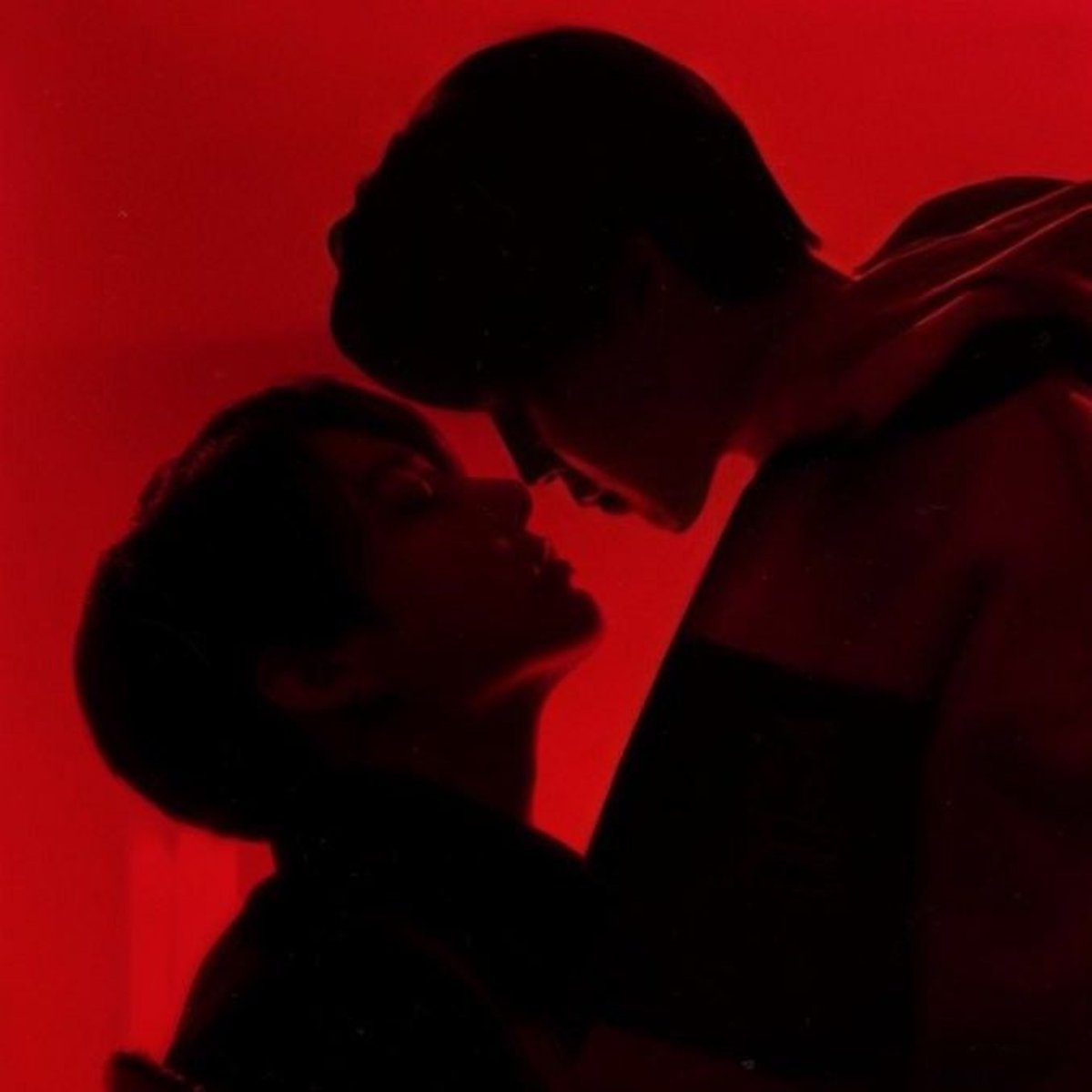 bluesoulmaly's tweet photo. ❤️‍🔥💍🥀
jeon casou. 
mas é jimin quem domina seus pensamentos.
e jimin agora é o amante.
tudo corria bem.
mais jimin não ia aceitar ser trocado por outro.
e jeon não ia aceitar ver jimin com outro.
#jikookau https://t.co/lZ0f06PlM3