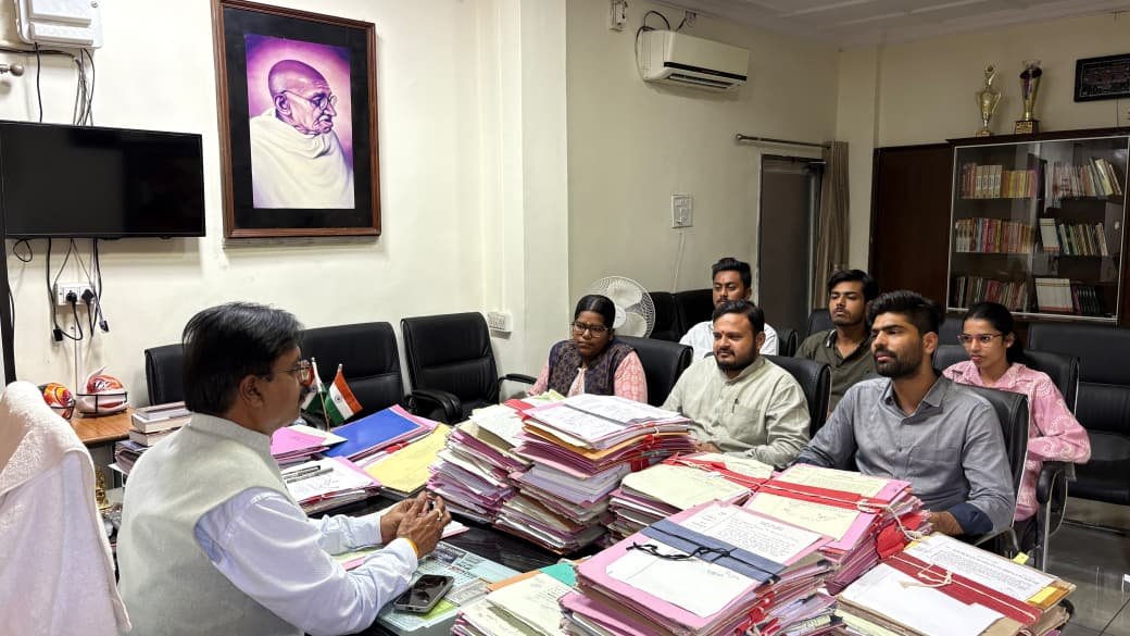 abvpmalwa_mp's tweet photo. अभाविप उज्जैन महानगर प्रतिनिधिमंडल ने मध्यप्रदेश के उच्च शिक्षा मंत्री श्री इंदर सिंह परमार के नाम छात्र संघ चुनाव समिति के संयोजक एवं सम्राट विक्रमादित्य विश्वविद्यालय के कुलगुरु डॉ. अर्पण भारद्वाज जी से भेंट कर प्रदेश के विश्वविद्यालयों एवं महाविद्यालयों में अविलंब छात्रसंघ चुनाव बहाल कराने की मांग को लेकर ज्ञापन सौंपा।

#abvp #abvpmalwa