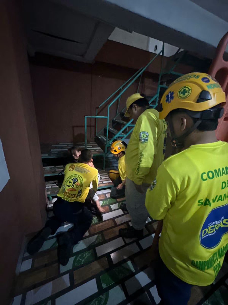 SivarNewsSV's tweet photo. 🔴 MUJER CAE DE VARIOS ESCALONES EN UN HOSPEDAJE DE SAN SALVADOR

🩺 La paciente, de 46 años, sufrió una lesión con posible luxación en la pierna derecha en el hospedaje La Mansión.

🚑 Comandos de Salvamento Seccional Nonualcos inmovilizó la extremidad afectada y trasladó a la mujer al Hospital Nacional Rosales.