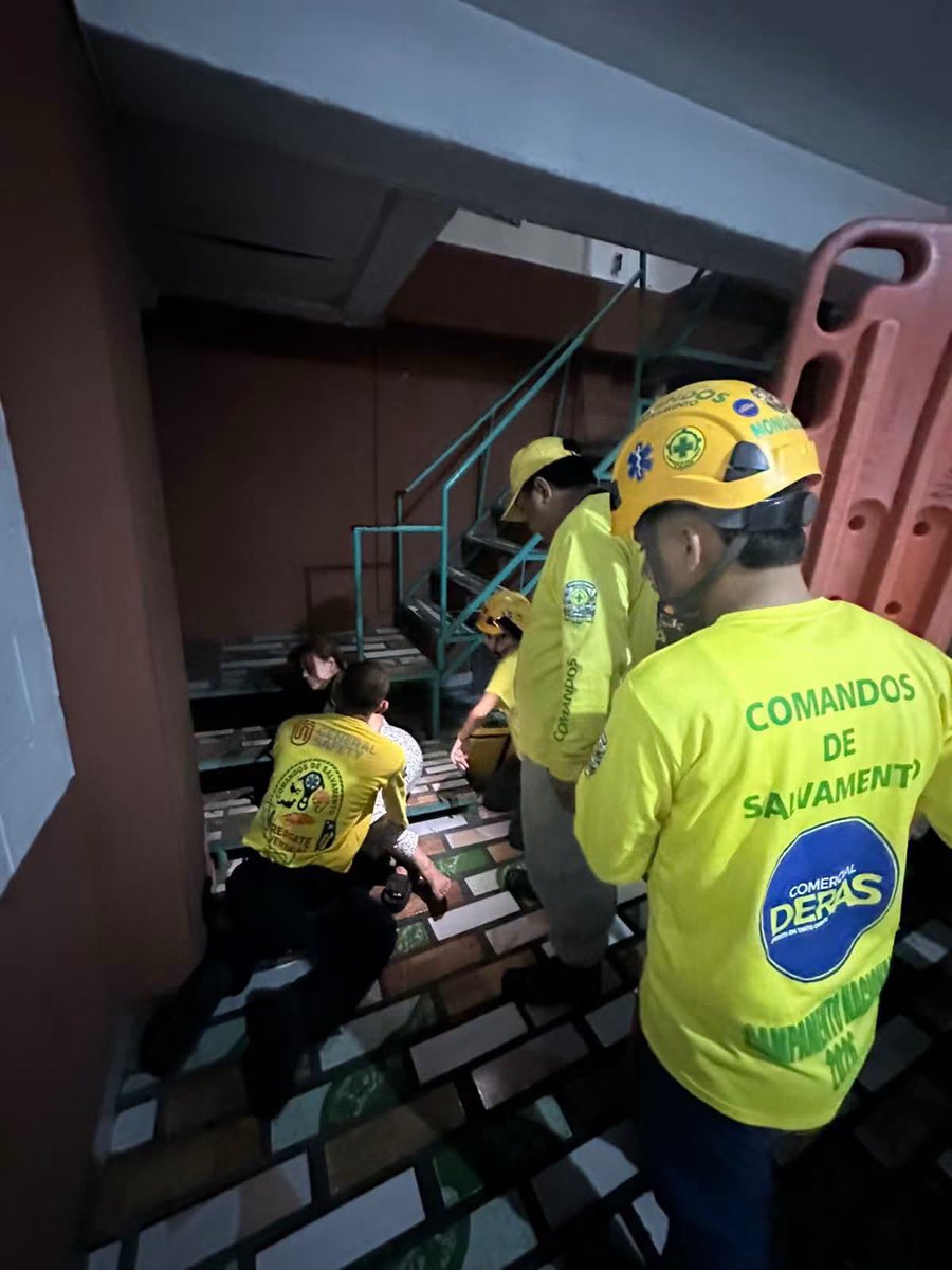 SivarNewsSV's tweet photo. 🔴 MUJER CAE DE VARIOS ESCALONES EN UN HOSPEDAJE DE SAN SALVADOR

🩺 La paciente, de 46 años, sufrió una lesión con posible luxación en la pierna derecha en el hospedaje La Mansión.

🚑 Comandos de Salvamento Seccional Nonualcos inmovilizó la extremidad afectada y trasladó a la mujer al Hospital Nacional Rosales.