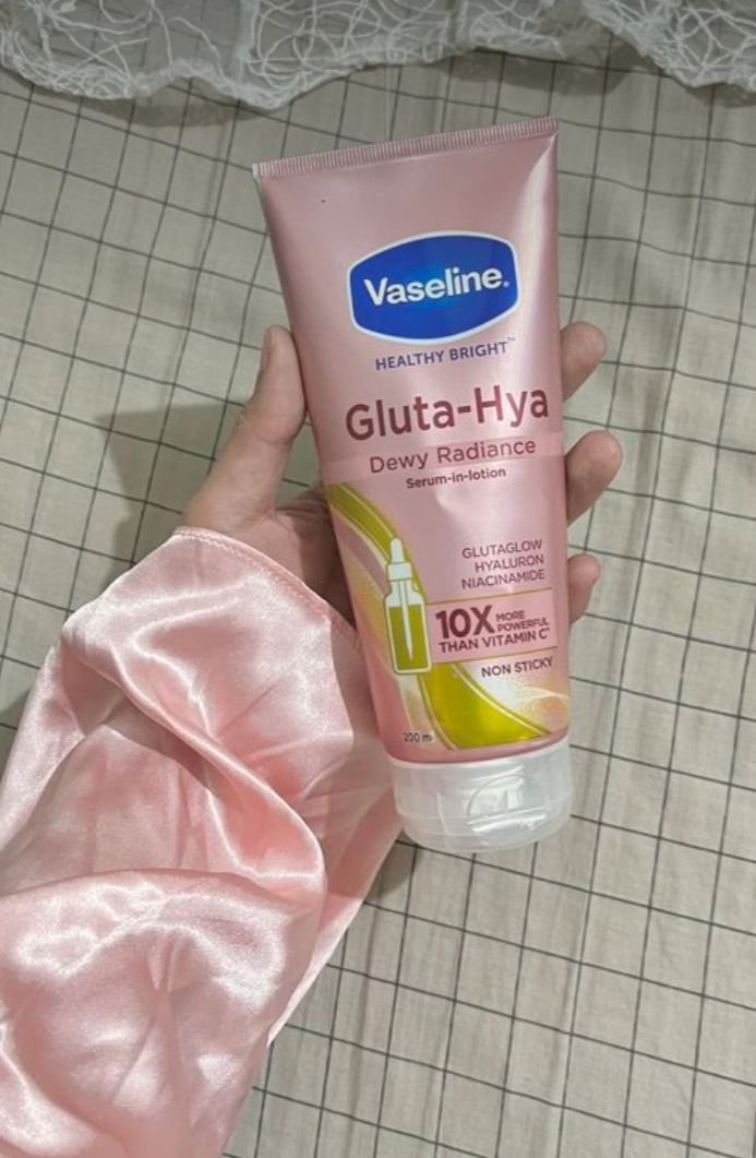 baekichuw's tweet photo. main pilih pilih yuk, kalian tim lebih suka pakai parfum atau lotion aja cukup? 🤔🌷 https://t.co/gn5XrLlUhb