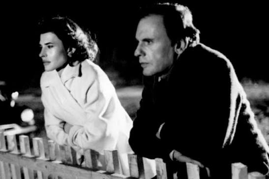 merlinpapin3's tweet photo. #DéfiCinéClassique2026 Septembre 2026 (Suzanne Schiffman) Vu le film #VivementDimanche de François Truffaut (1983) avec Fanny Ardant Jean Louis Trintignant Castel Casti Roland Thenot Anik Belaubre Jean Louis Richard Jacques Vidal Philippe Laudenbach Xavier Saint Macary Philippe Morier Genoud Yann Dedet Eva Truffaut
Agent immobilier sans histoires, Julien Vercel voit sa vie basculer du jour au lendemain quand son épouse et l'amant de celle-ci sont assassinés. Suspecté par la police, Julien se cache dans son arrière-boutique. Barbara, sa secrétaire, décide de mener l'enquête pour innocenter Julien dont elle est secrètement amoureuse. Ses investigations la mènent sur différentes pistes dont certaines se révèlent particulièrement dangereuses.
Vivement Dimanche ! sorti en 1983, marque l’adieu cinématographique de François Truffaut, un réalisateur qui, en plus de contribuer à la Nouvelle Vague, a exploré des genres variés tout au long de sa carrière. Pour ce dernier film, il s’aventure dans le polar noir, mais le traite avec une légèreté toute française, teintée de romantisme et d’ironie. Truffaut ne cherche pas à se plier aux codes stricts du film noir américain : au contraire, il en conserve l’essence mais y injecte sa propre touche, faite de passion pour le cinéma et d’amour pour ses personnages.
L’intrigue du film repose sur une histoire de meurtre et d’enquête. Jean-Louis Trintignant incarne Julien Vercel, un agent immobilier accusé de meurtre, tandis que Fanny Ardant joue son secrétaire, Barbara Becker, qui se lance à corps perdu pour prouver son innocence. Trintignant est impeccable dans son rôle : il apporte une ambiguïté calculée, incarnant un homme à la fois vulnérable et distant, au regard mélancolique et tourmenté. Caroline Sihol, dans un rôle secondaire, complète ce casting avec une performance marquante, mais c’est bien Fanny Ardant qui domine le film. Dans le rôle de Barbara, elle est déterminée, drôle, et magnétique, une héroïne moderne et résolument indépendante.
Le film doit beaucoup à la photographie de Néstor Almendros, qui réussit à capturer en noir et blanc la beauté et l’atmosphère du film noir tout en le modernisant. Le choix de tourner en noir et blanc est un hommage aux classiques du genre, mais également un moyen pour Truffaut de transcender le réalisme pour atteindre une dimension plus poétique. Les contrastes lumineux magnifient les visages et les regards, accentuent les ombres, et donnent au film un aspect intemporel. Le noir et blanc devient une texture, une façon d’approcher le mystère tout en conservant une certaine distance ludique.
Si l’enquête policière occupe le centre de l’intrigue, Truffaut ne cherche pas à en faire l’élément le plus important. Il s’intéresse davantage aux jeux de séduction, aux regards échangés, et à la dynamique entre ses personnages. L’enquête devient ainsi le prétexte à une exploration des rapports humains. L’humour est présent dans chaque scène, souvent absurde ou burlesque, et les dialogues sont ponctués de répliques ironiques. En cela, Vivement Dimanche ! s’écarte des canons classiques du film noir pour s’approcher de la comédie policière à la française, où l’enjeu n’est pas tant le dénouement de l’enquête que la relation qui se tisse entre les personnages.
Fanny Ardant est indéniablement au centre du film. Truffaut, qui a souvent placé les femmes au cœur de son œuvre, donne ici à Ardant un de ses rôles les plus mémorables. Son personnage est à la fois fort, drôle, et touchant, et incarne cette féminité moderne que Truffaut aimait tant : elle n’attend pas d’être sauvée, c’est elle qui prend les devants. Dans ce rôle, Ardant est éclatante, à la fois mystérieuse et vibrante, incarnant une femme libre et résolue qui agit selon ses propres règles. Sa présence apporte une profondeur et une chaleur au film, ajoutant une dimension émotionnelle qui transcende le genre policier.
Vivement Dimanche ! est un adieu élégant, un film où Truffaut rend hommage au cinéma qu’il a tant aimé, tout en y injectant sa propre sensibilité. En mélangeant l’humour et le mystère, la légèreté et le drame, Truffaut parvient à créer une œuvre unique, empreinte de nostalgie et de charme. Ce dernier film reste un hommage subtil et tendre à son amour du cinéma et à cette magie des relations humaines, qui, pour lui, étaient l’essence même de l’art cinématographique.
❤️si vous aimez