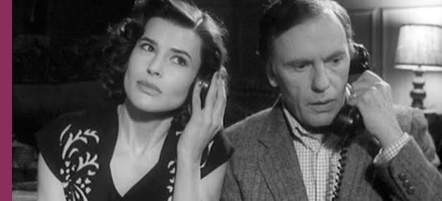 merlinpapin3's tweet photo. #DéfiCinéClassique2026 Septembre 2026 (Suzanne Schiffman) Vu le film #VivementDimanche de François Truffaut (1983) avec Fanny Ardant Jean Louis Trintignant Castel Casti Roland Thenot Anik Belaubre Jean Louis Richard Jacques Vidal Philippe Laudenbach Xavier Saint Macary Philippe Morier Genoud Yann Dedet Eva Truffaut
Agent immobilier sans histoires, Julien Vercel voit sa vie basculer du jour au lendemain quand son épouse et l'amant de celle-ci sont assassinés. Suspecté par la police, Julien se cache dans son arrière-boutique. Barbara, sa secrétaire, décide de mener l'enquête pour innocenter Julien dont elle est secrètement amoureuse. Ses investigations la mènent sur différentes pistes dont certaines se révèlent particulièrement dangereuses.
Vivement Dimanche ! sorti en 1983, marque l’adieu cinématographique de François Truffaut, un réalisateur qui, en plus de contribuer à la Nouvelle Vague, a exploré des genres variés tout au long de sa carrière. Pour ce dernier film, il s’aventure dans le polar noir, mais le traite avec une légèreté toute française, teintée de romantisme et d’ironie. Truffaut ne cherche pas à se plier aux codes stricts du film noir américain : au contraire, il en conserve l’essence mais y injecte sa propre touche, faite de passion pour le cinéma et d’amour pour ses personnages.
L’intrigue du film repose sur une histoire de meurtre et d’enquête. Jean-Louis Trintignant incarne Julien Vercel, un agent immobilier accusé de meurtre, tandis que Fanny Ardant joue son secrétaire, Barbara Becker, qui se lance à corps perdu pour prouver son innocence. Trintignant est impeccable dans son rôle : il apporte une ambiguïté calculée, incarnant un homme à la fois vulnérable et distant, au regard mélancolique et tourmenté. Caroline Sihol, dans un rôle secondaire, complète ce casting avec une performance marquante, mais c’est bien Fanny Ardant qui domine le film. Dans le rôle de Barbara, elle est déterminée, drôle, et magnétique, une héroïne moderne et résolument indépendante.
Le film doit beaucoup à la photographie de Néstor Almendros, qui réussit à capturer en noir et blanc la beauté et l’atmosphère du film noir tout en le modernisant. Le choix de tourner en noir et blanc est un hommage aux classiques du genre, mais également un moyen pour Truffaut de transcender le réalisme pour atteindre une dimension plus poétique. Les contrastes lumineux magnifient les visages et les regards, accentuent les ombres, et donnent au film un aspect intemporel. Le noir et blanc devient une texture, une façon d’approcher le mystère tout en conservant une certaine distance ludique.
Si l’enquête policière occupe le centre de l’intrigue, Truffaut ne cherche pas à en faire l’élément le plus important. Il s’intéresse davantage aux jeux de séduction, aux regards échangés, et à la dynamique entre ses personnages. L’enquête devient ainsi le prétexte à une exploration des rapports humains. L’humour est présent dans chaque scène, souvent absurde ou burlesque, et les dialogues sont ponctués de répliques ironiques. En cela, Vivement Dimanche ! s’écarte des canons classiques du film noir pour s’approcher de la comédie policière à la française, où l’enjeu n’est pas tant le dénouement de l’enquête que la relation qui se tisse entre les personnages.
Fanny Ardant est indéniablement au centre du film. Truffaut, qui a souvent placé les femmes au cœur de son œuvre, donne ici à Ardant un de ses rôles les plus mémorables. Son personnage est à la fois fort, drôle, et touchant, et incarne cette féminité moderne que Truffaut aimait tant : elle n’attend pas d’être sauvée, c’est elle qui prend les devants. Dans ce rôle, Ardant est éclatante, à la fois mystérieuse et vibrante, incarnant une femme libre et résolue qui agit selon ses propres règles. Sa présence apporte une profondeur et une chaleur au film, ajoutant une dimension émotionnelle qui transcende le genre policier.
Vivement Dimanche ! est un adieu élégant, un film où Truffaut rend hommage au cinéma qu’il a tant aimé, tout en y injectant sa propre sensibilité. En mélangeant l’humour et le mystère, la légèreté et le drame, Truffaut parvient à créer une œuvre unique, empreinte de nostalgie et de charme. Ce dernier film reste un hommage subtil et tendre à son amour du cinéma et à cette magie des relations humaines, qui, pour lui, étaient l’essence même de l’art cinématographique.
❤️si vous aimez